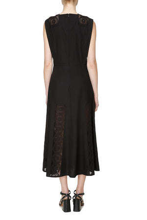 Чорна сукня з мереживними деталями