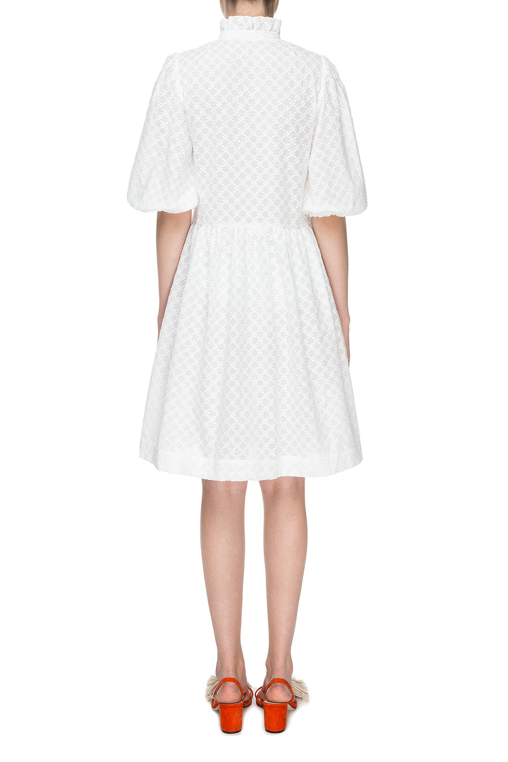 Біла сукня з вишивкою