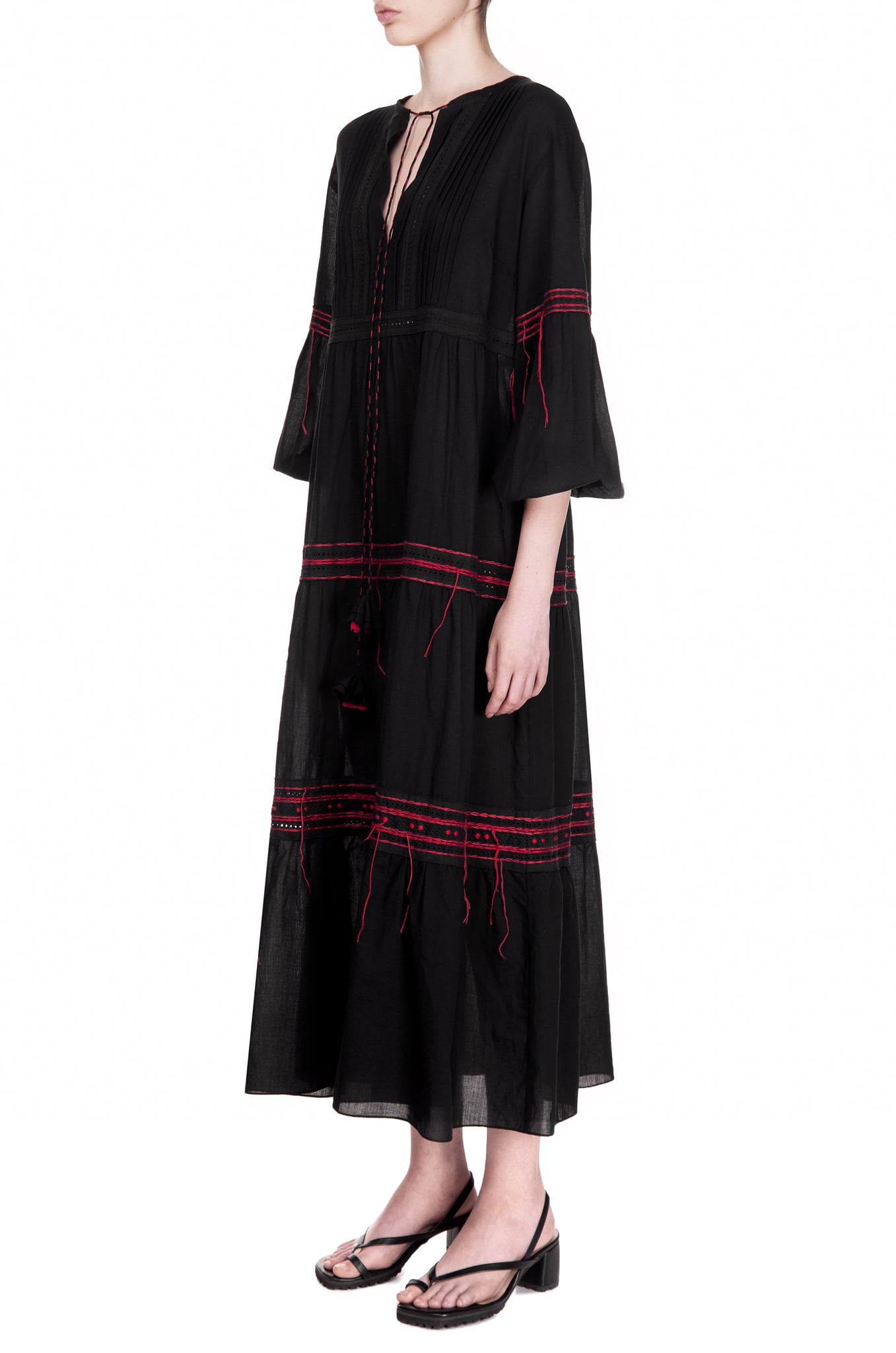 Чорна сукня з ручною вишивкою
