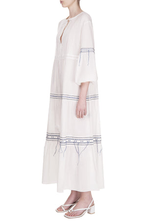 Біла сукня з ручною вишивкою